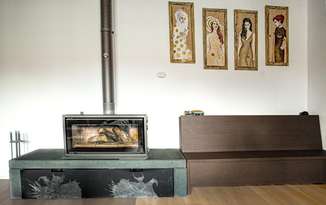 Contemporary Apartment With Fireplace & Terrace Banská Bystrica Buitenkant foto